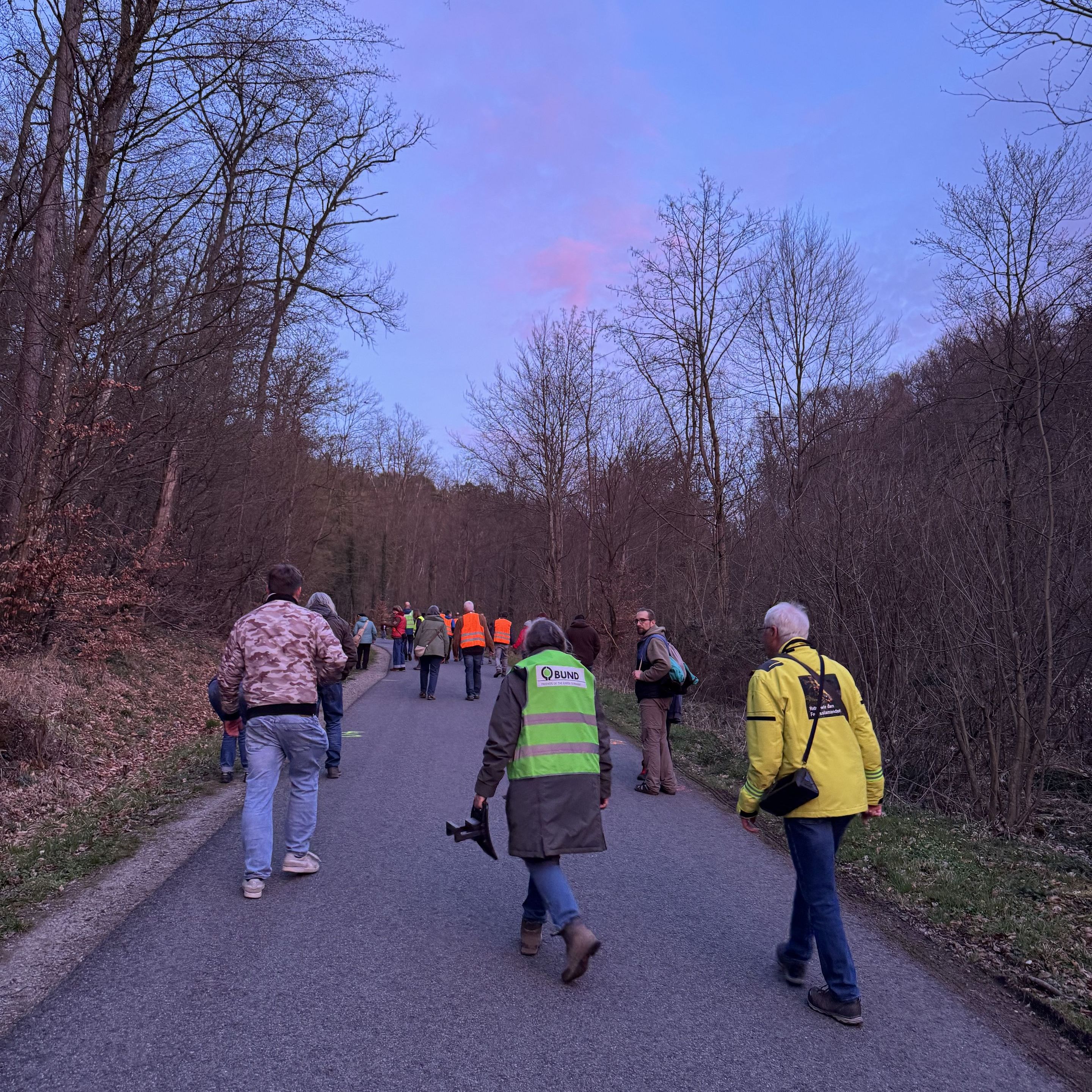 Wie auch im Vorjahr war die Exkursion zu den Feuersalamandern am Krebsbach nicht nur gut besucht, sondern ausgebucht. Foto Juliane Wellmann Wie auch im Vorjahr war die Exkursion zu den Feuersalamandern am Krebsbach nicht nur gut besucht, sondern ausgebucht. Foto Juliane Wellmann