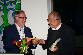 Erwin Scheiner bedankt sich beim Festredner Paul Häberlein