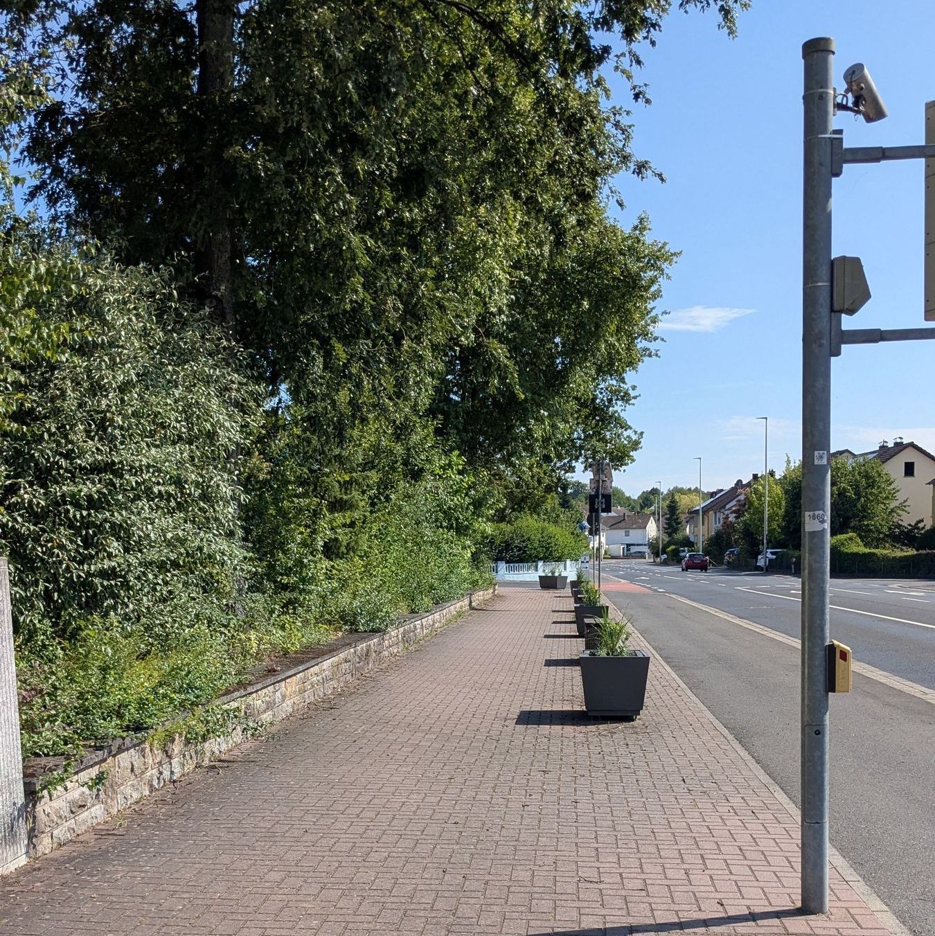 Pflasterfläche ohne Funktion am Friedhof, Foto Conni Schlosser