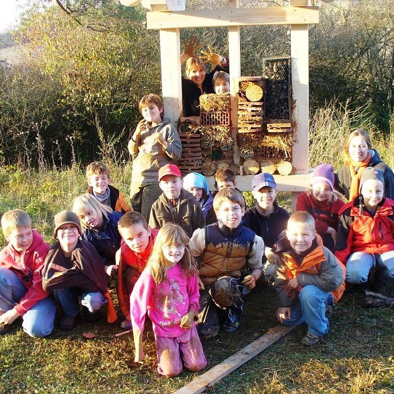 WWW Kindergruppe vor ihrem Insektenhotel, Foto Kindergruppe