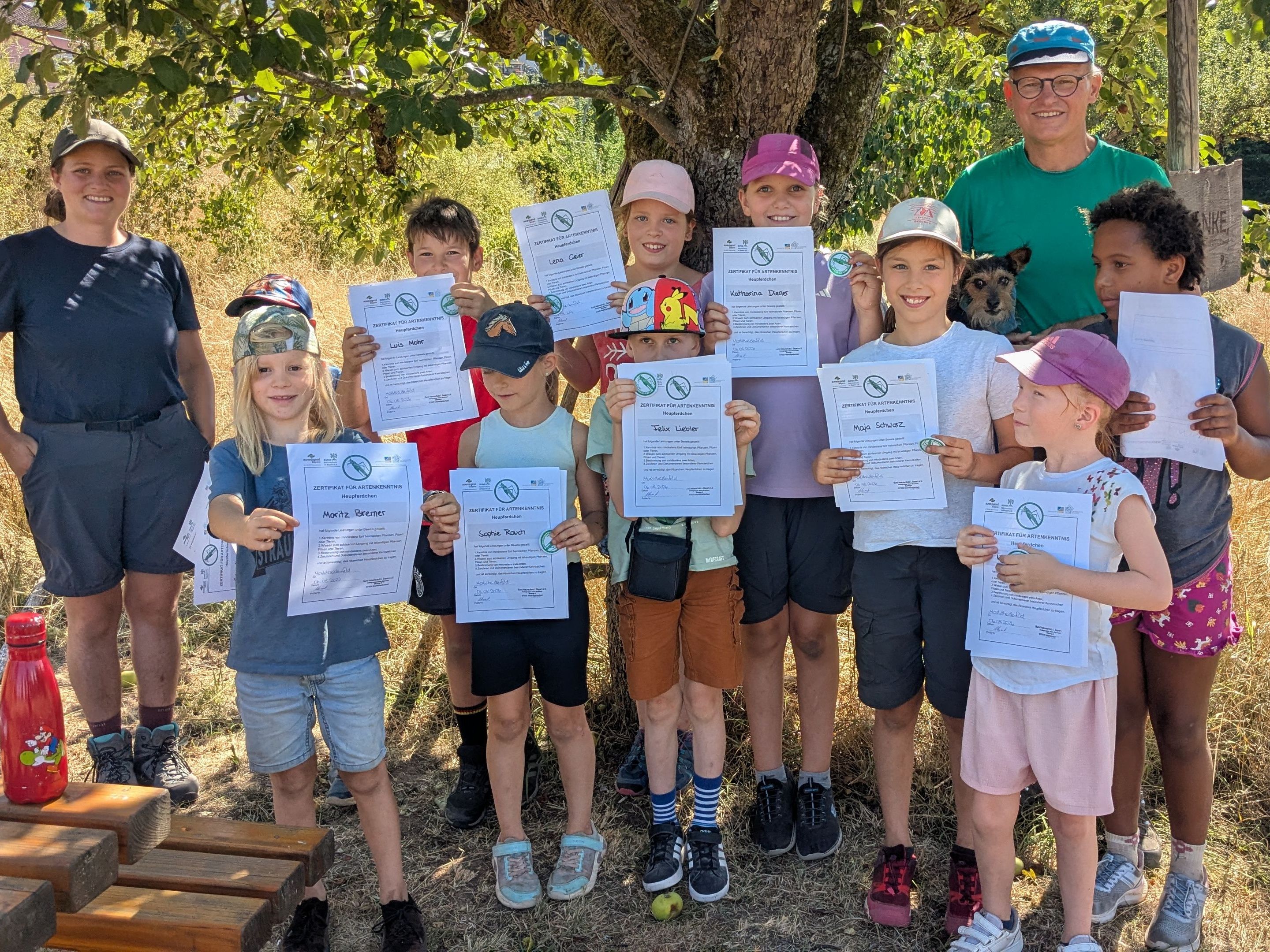Stolz präsentieren die Kinder der Wanderaktion ihre Heupferdchen-Urkunden, mit im Bild Tabea und Thomas mit Tino, Foto Conni Schlosser