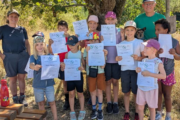 Stolz präsentieren die Kinder der Wanderaktion ihre Heupferdchen-Urkunden, mit im Bild Tabea und Thomas mit Tino, Foto Conni Schlosser