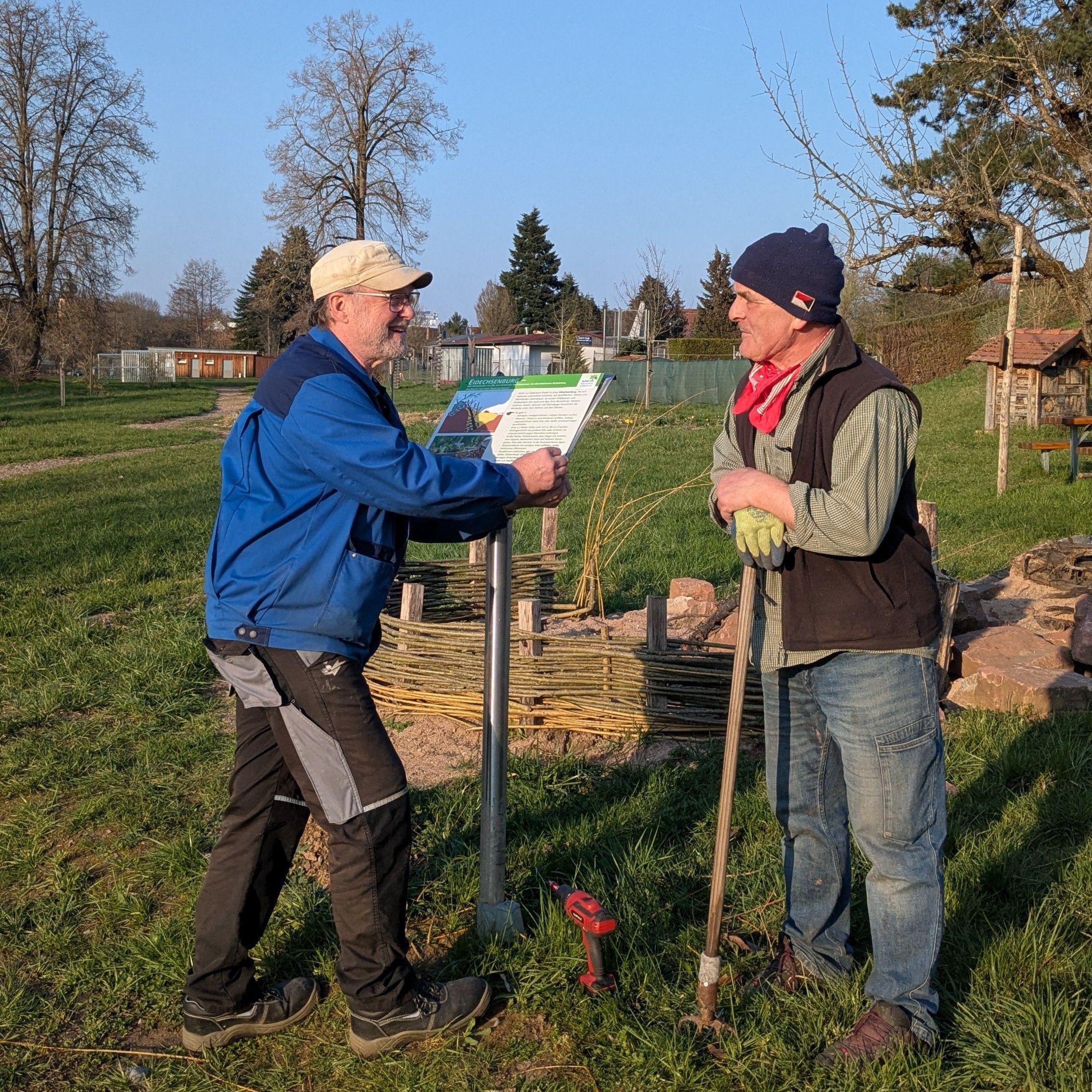 Die beiden Vorsitzenden Bernhard Bröstler und Joachim Hörnig (von links) freuen sich über das neue Schild am Eidechsenbiotop, Foto Conni Schlosser