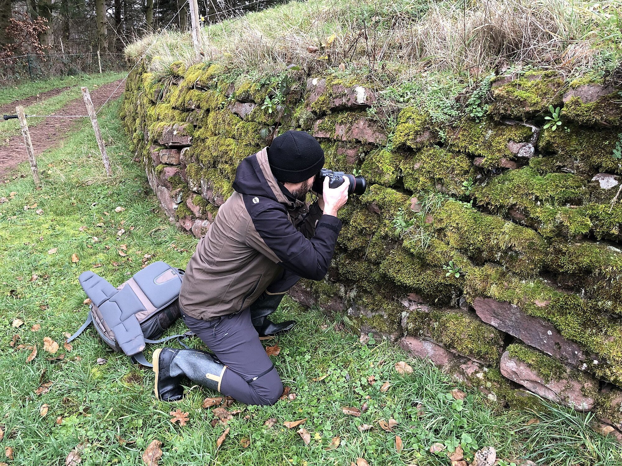 Naturschützer und Hobbyfotograf Andreas Schneider dokumentiert den Salamander-Fund mit seiner Kamera. Foto: Jacqueline Kuhn