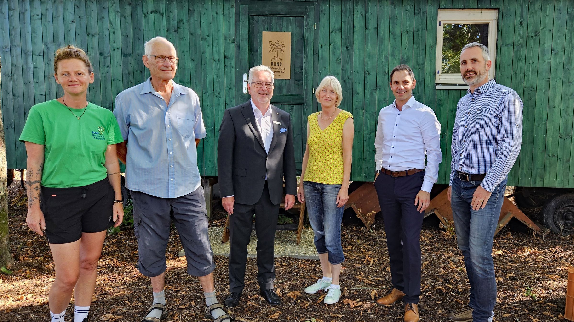 Im Bild v.l. Juliane Wellmann, Alfred Dill, Peter Schmitt, Frauke Beck, Thomas Rauch und Julian Bruhn vor dem frisch sanierten Bauwagen, Foto_Manfred Kleinwechter