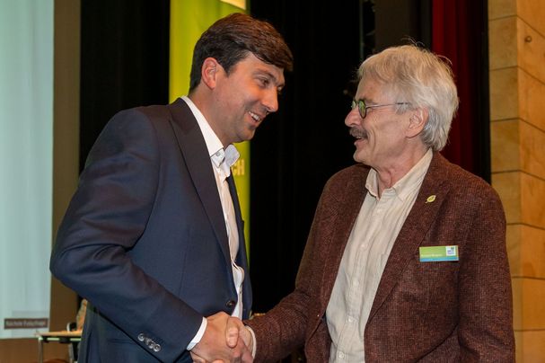 Richard Mergner gratuliert dem neuen Vorsitzenden Martin Geilhufe, Foto Heinrich Inkoferer