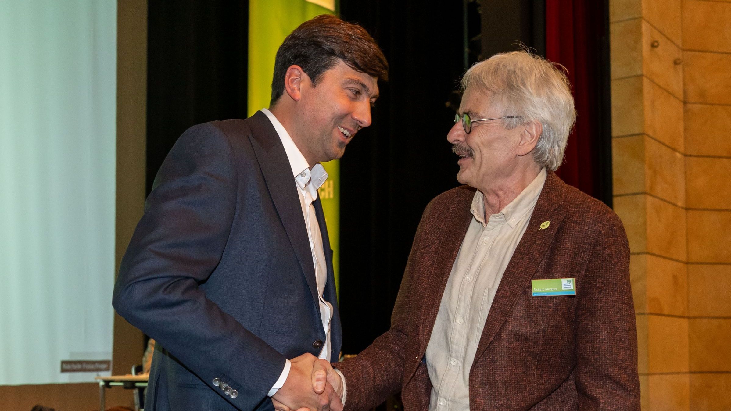 Richard Mergner gratuliert dem neuen Vorsitzenden Martin Geilhufe, Foto Heinrich Inkoferer Richard Mergner gratuliert dem neuen Vorsitzenden Martin Geilhufe, Foto Heinrich Inkoferer