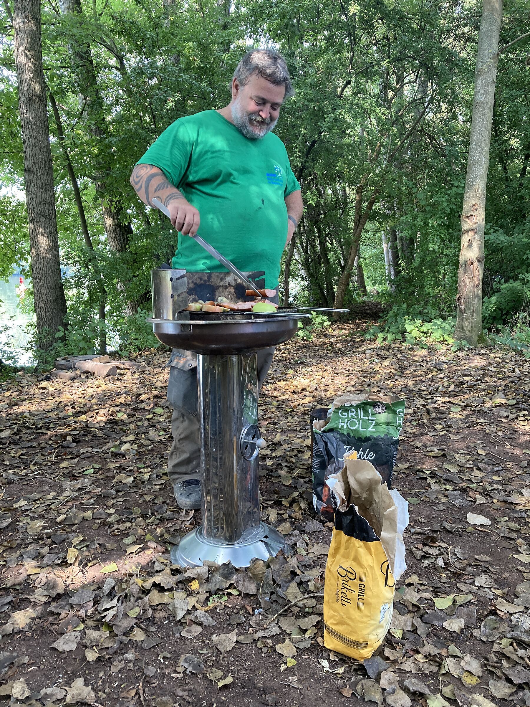 FESU - Für eine saubere Umwelt, die ersten Schilder werden aufgestellt - Grillen, Foto Sandra Ruske