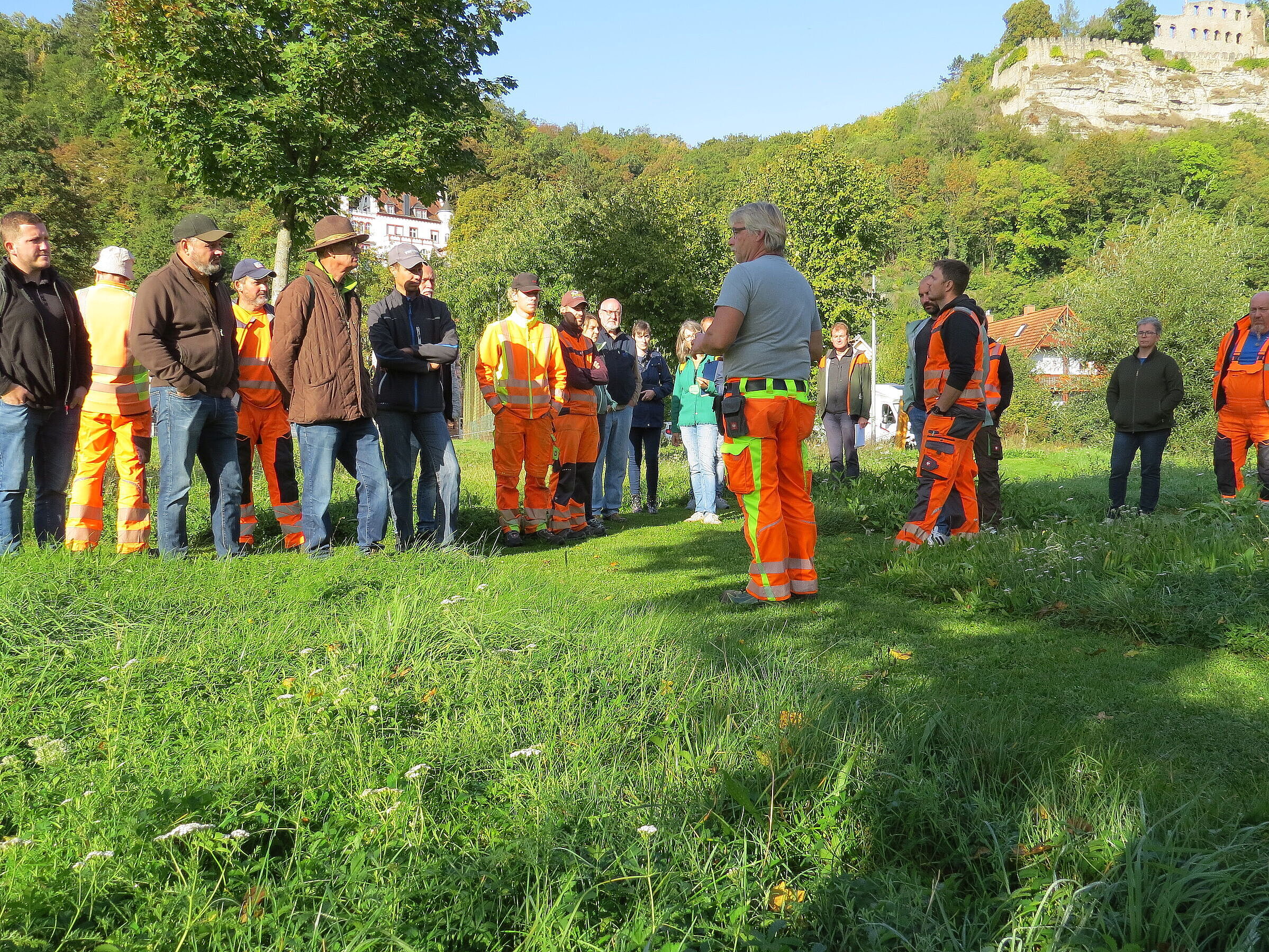 Klaus Lankes erläutert sein Mähmanagement in den Mainwiesen Mühlbach, Foto Heinz Scheid