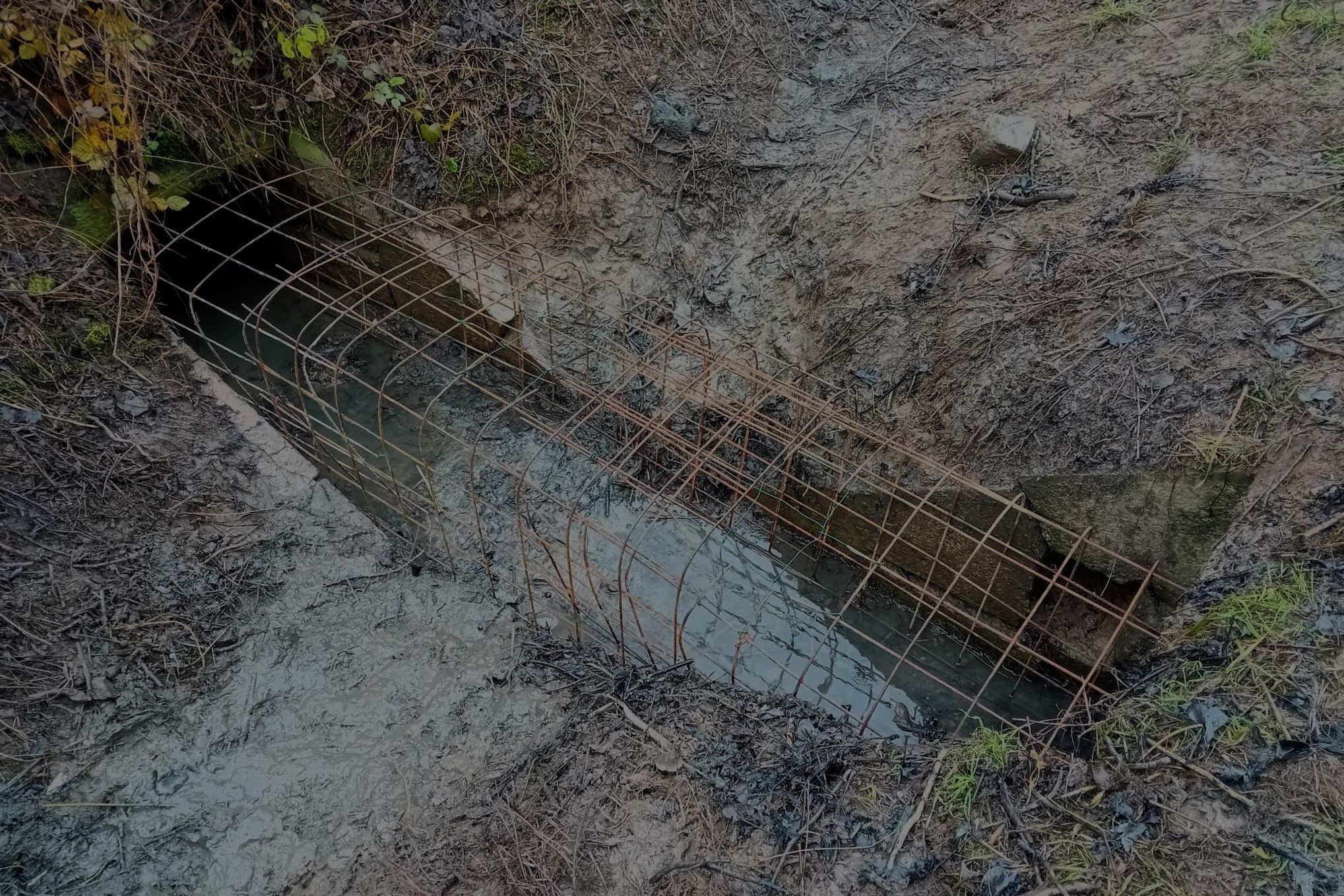 Bibermaßnahme an der Werntalbahn zwischen Eußenheim und Schönarts: Damit die Biber den Durchlass (rechts) nicht mehr mit einem Damm absperren können, wurde über den Graben ein Metallgestell gebaut. Foto: Heinz Scheid Bibermaßnahme an der Werntalbahn zwischen Eußenheim und Schönarts: Damit die Biber den Durchlass (rechts) nicht mehr mit einem Damm absperren können, wurde über den Graben ein Metallgestell gebaut. Foto: Heinz Scheid