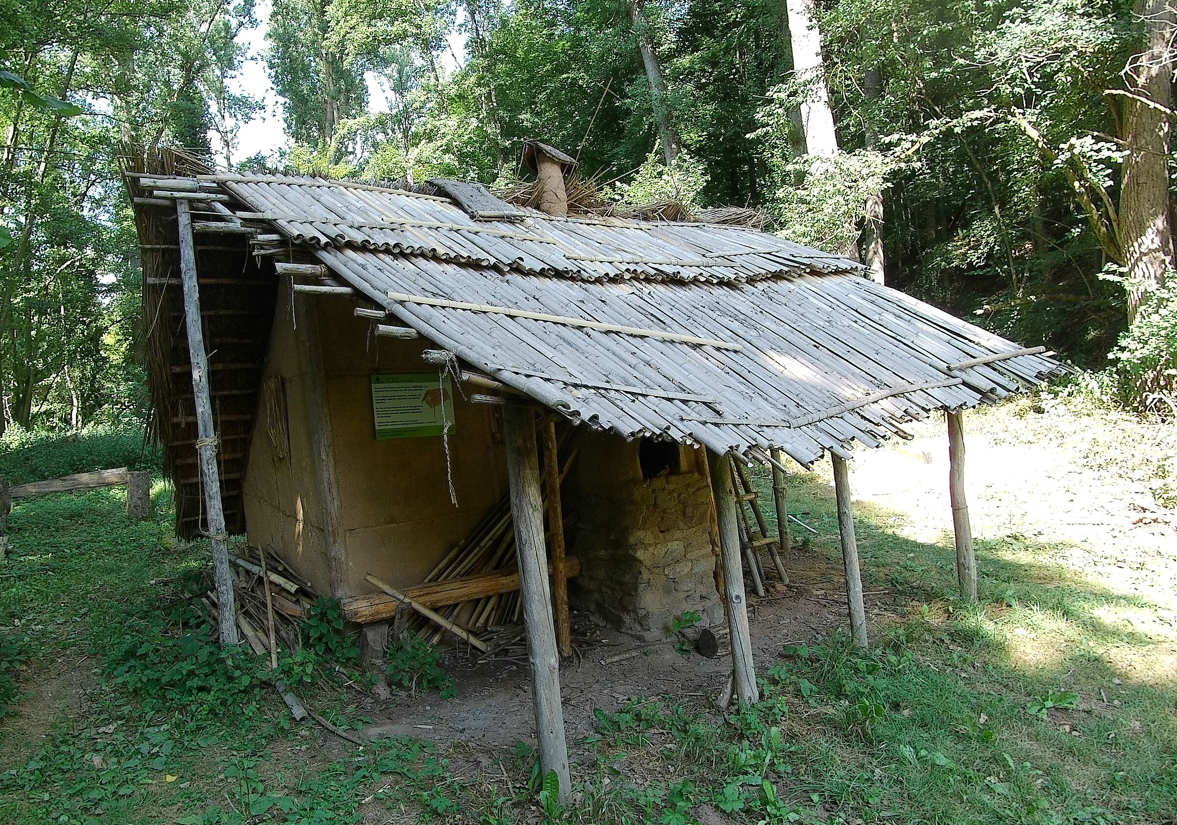 Die Hütte aus Naturmaterialien, erbaut im Rahmen des Projekts Hizuna