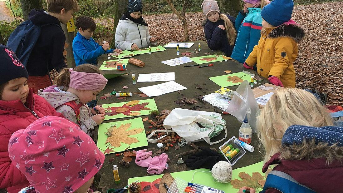 Kinder beim Basteln mit Herbstblättern, Foto Ulrich Geißler