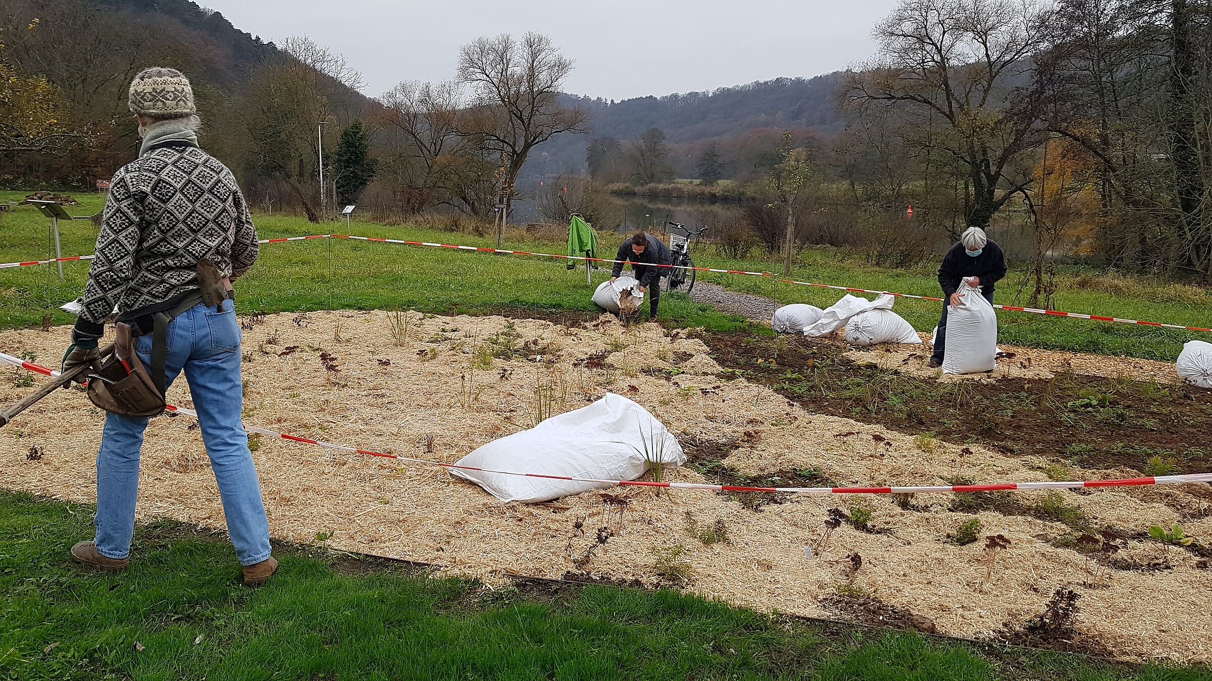 Lebendige Gärten Marktheidenfeld, Ausbringen von Mulch, Foto Conni Schlosser