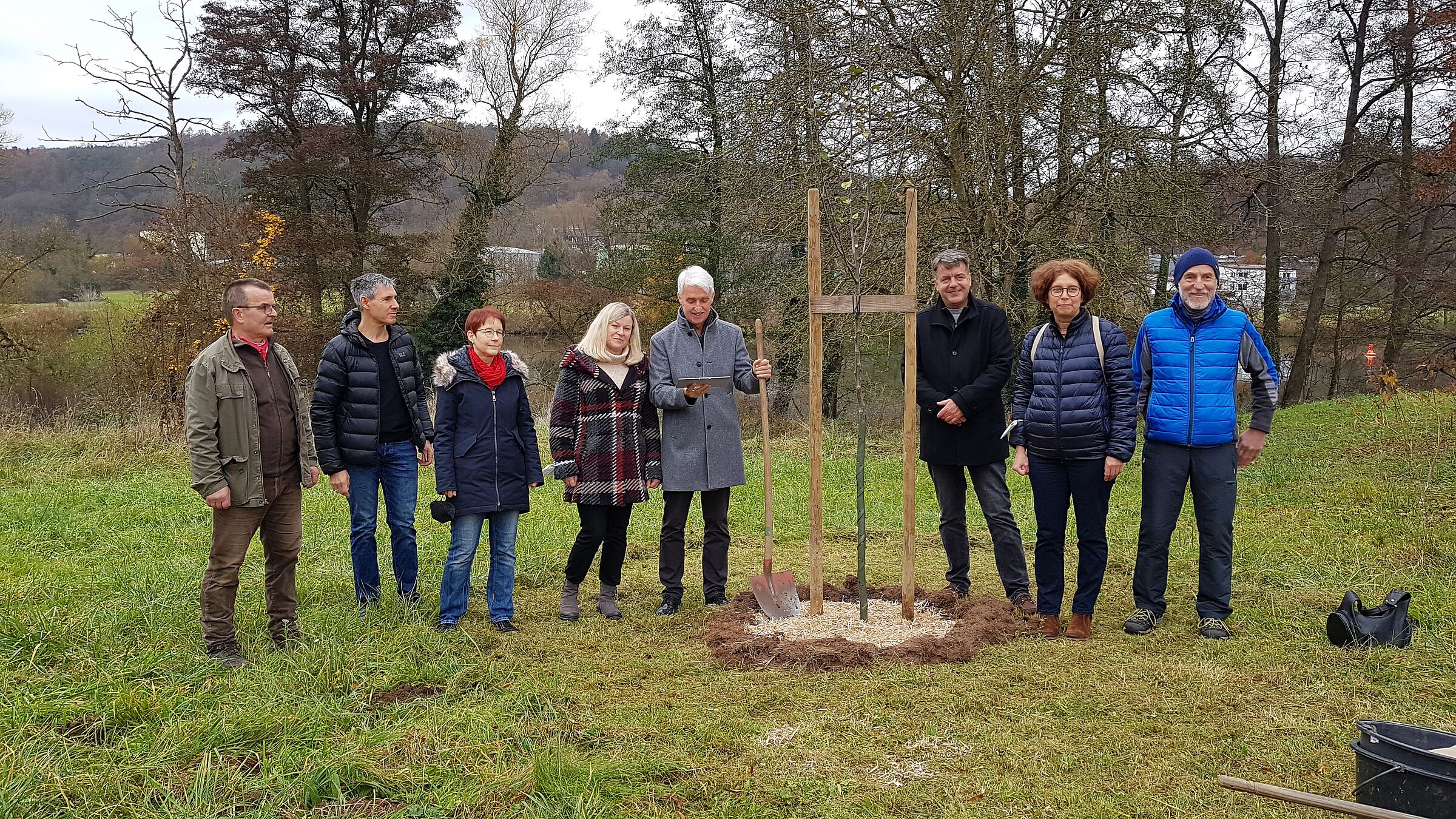 Baumpflanzaktion in den Lebendigen Gärten - ein Baum für Bernd Töpfer vom Kirchenvorstand, Foto Conni Schlosser