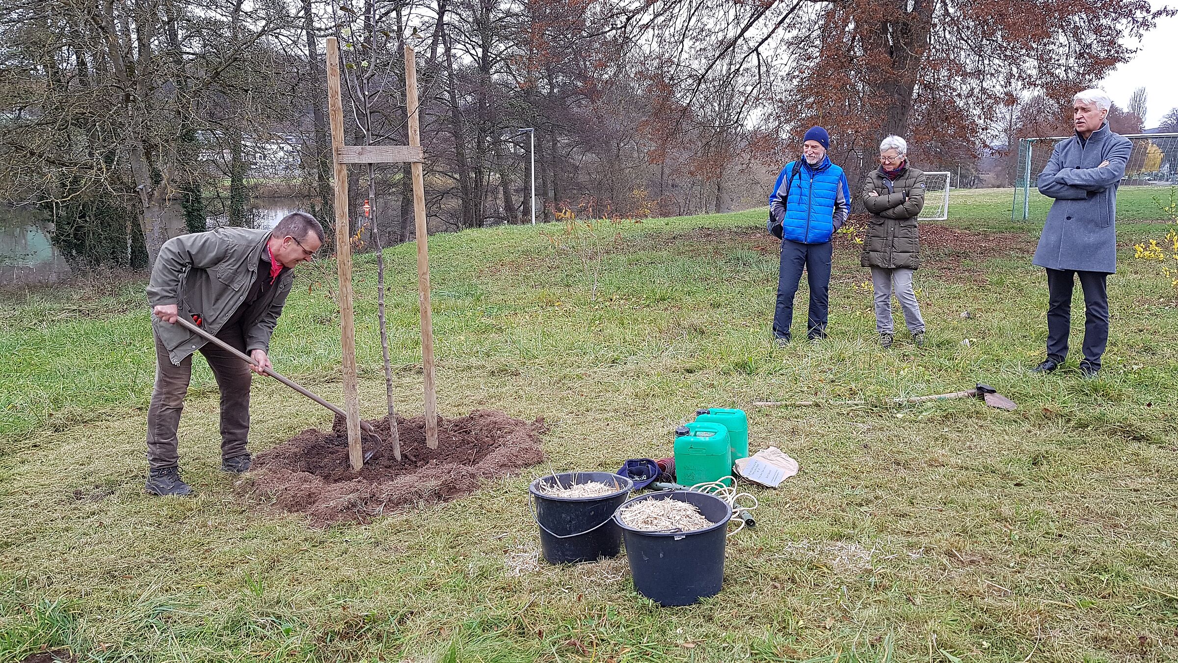 Baumpflanzaktion in den Lebendigen Gärten - ein Baum für Bernd Töpfer vom Kirchenvorstand, Foto Conni Schlosser