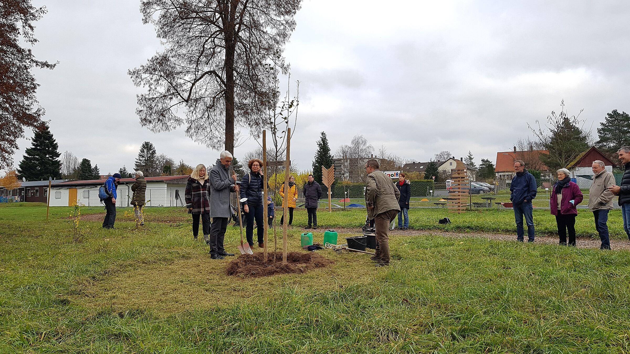 Baumpflanzaktion in den Lebendigen Gärten - ein Baum für Bernd Töpfer vom Kirchenvorstand, Foto Conni Schlosser