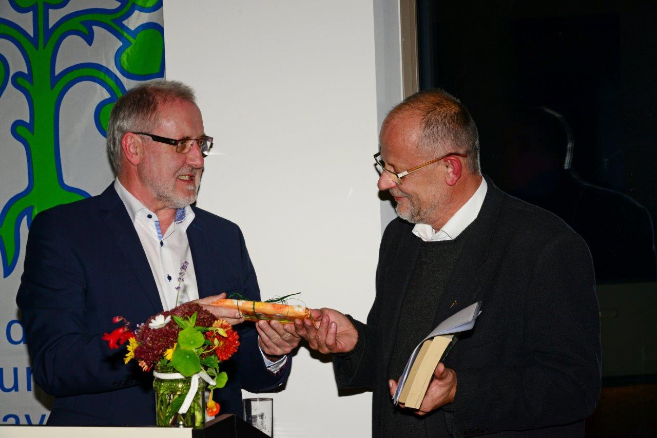 Erwin Scheiner bedankt sich beim Festredner Paul Häberlein