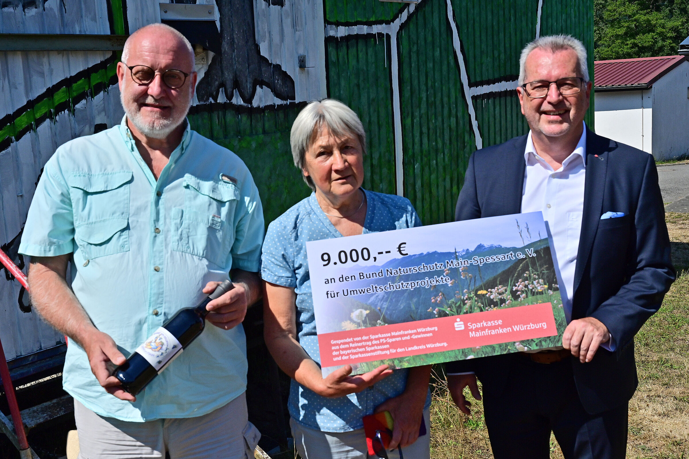 Gebietsdirektor Peter Schmitt übergibt symbolischen Scheck an Erwin Scheiner, BN MSP, und Ulrike Münz, BN OG MAR, Foto Alfred Dill