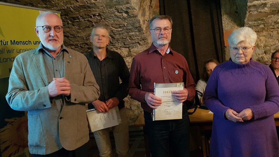 vErwin Scheiner ehrt Karlheinz Haase und Manfred & Gisela Kleinwechter mit der silbernen Ehrennadel des BN samt Urkunde (von links), Foto Conni Schlosser