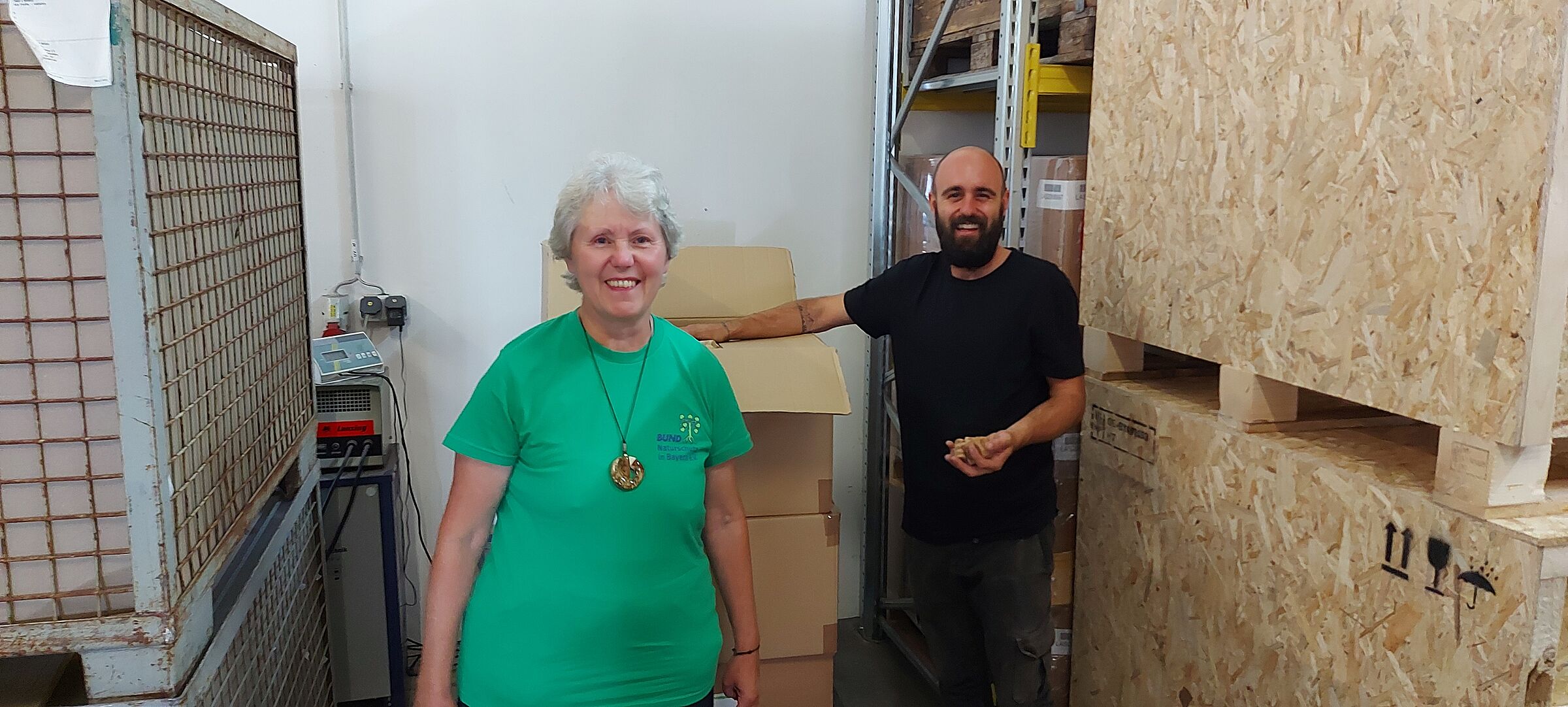 Matthias Drexelmaier von Doghammer und Monika Scheiner vom BUND Naturschutz freuen sich über die Wiederverwertung von 118 kg Kork aus Main-Spessart, Foto Erwin Scheiner