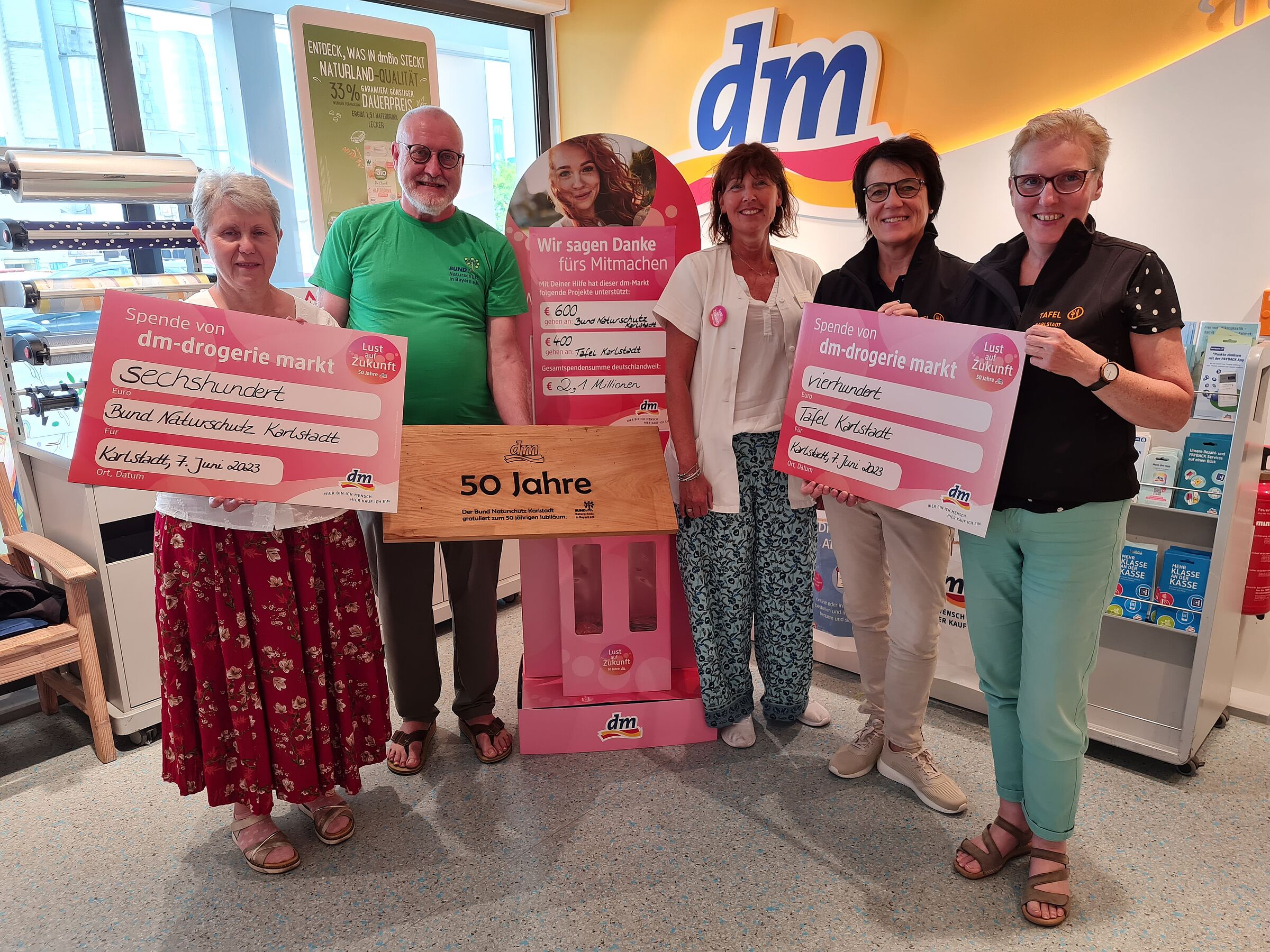 Spendenübergabe anlässlich des 50. Geburtstags von dm in Karlstadt. Von links: Monika und Erwin Scheiner (BUND Naturschutz Karlstadt), Silke Zürrlein (Filialleiterin), Alida Mungenast und Ilse Krämer (Tafel Karlstadt). Foto: Alexandra Müller