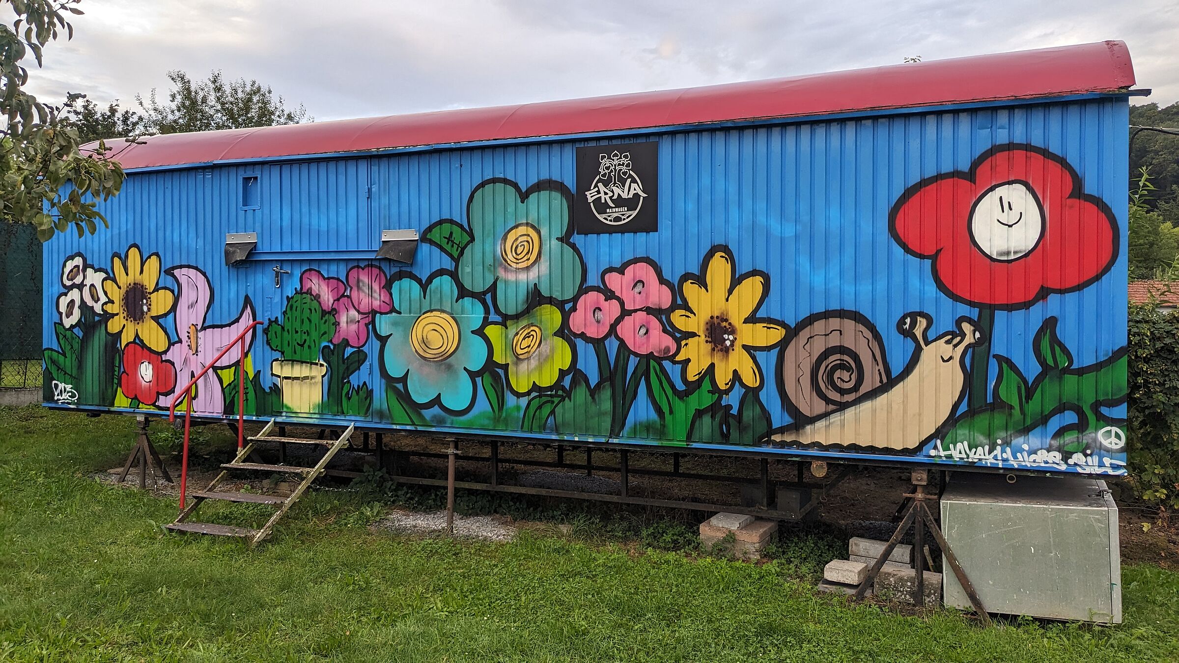 ERNA wurde von dem Graffitikünstler Jakob Steigerwald und seinen Freunden farbig gestaltet. Künftig soll der Bauwagen von BN und Jugendzentrum gemeinsam genutzt werden. Foto Conni Schlosser