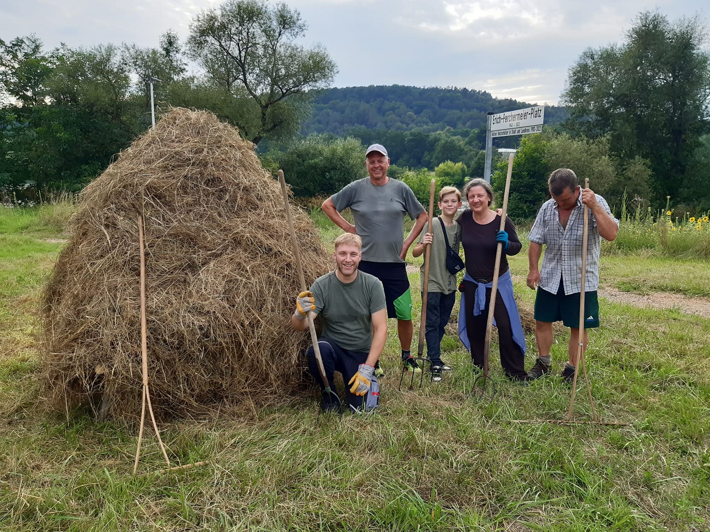 Kürzlich haben BN Aktive Heu aufgesetzt, Foto Doris Appel