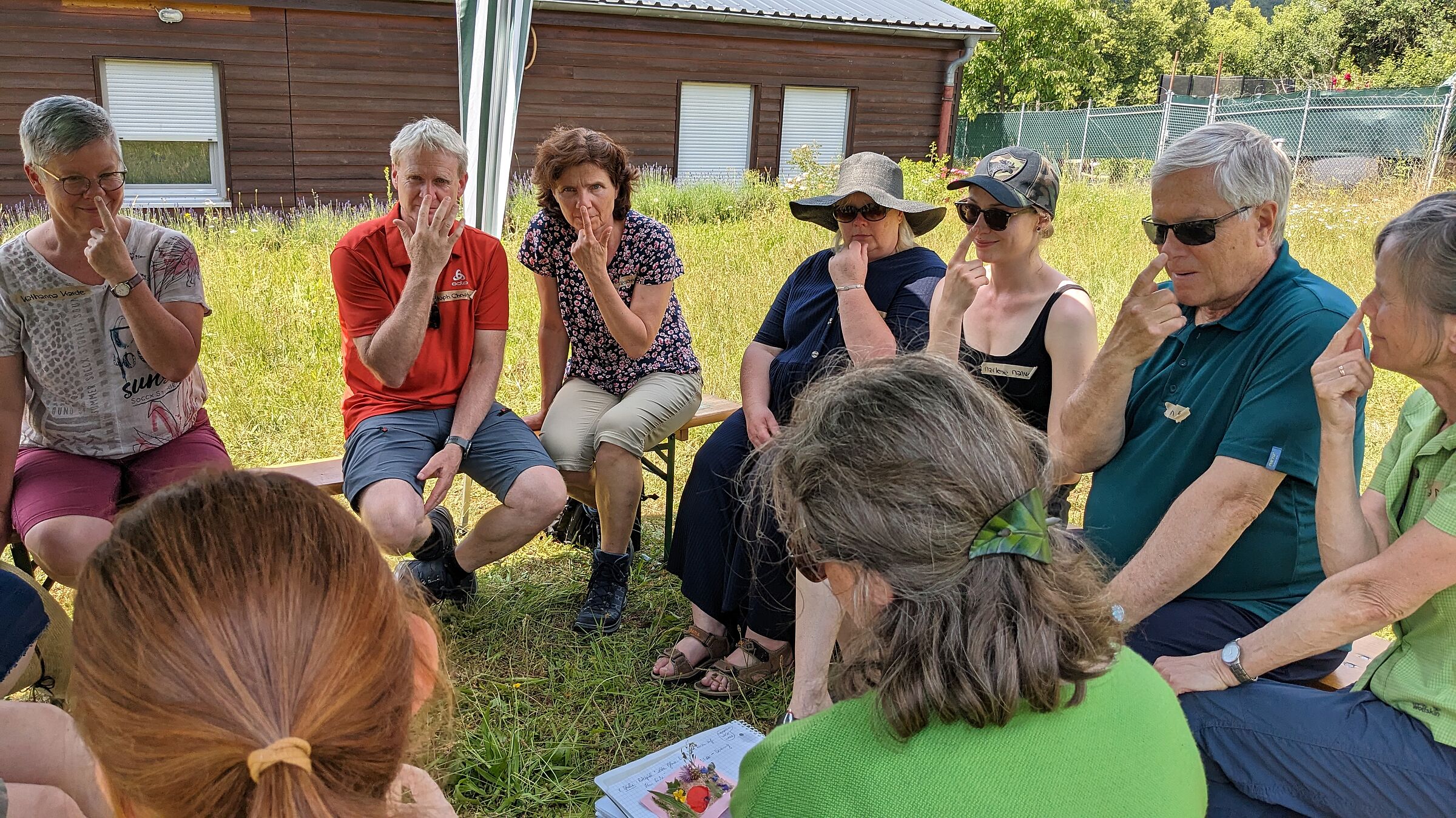 Bei einer Wildkräuterfortbildung lernten die Teilnehmenden nicht nur die Kräuter und ihre Einsatzgebiete kennen, sondern auch wie das Wissen darum kreativ weitergegeben werden kann. Im Bild die Teilnehmer*innen beim Naseweis-Spiel. Foto Conni Schlosser