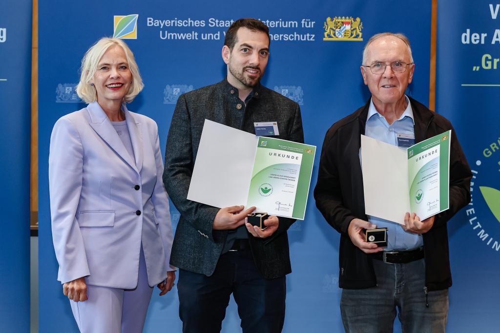 Steffen Thümig und Klaus Engelhardt erhalten die Auszeichnung von der Regierungspräsidentin in Vertretung des Umweltministers; Foto STMUV Bayern