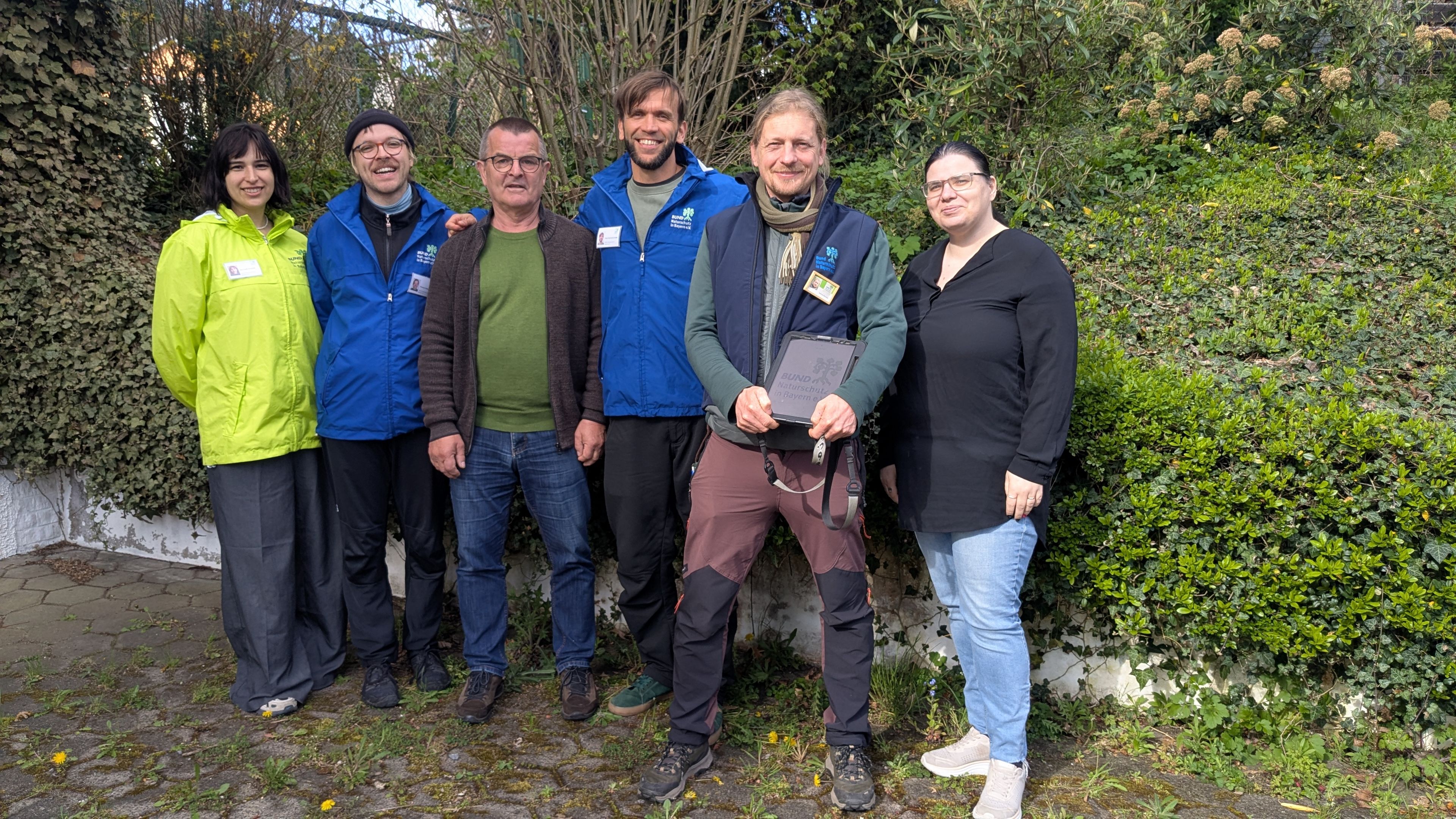 Joachim Hörnig (OG Marktheidenfeld), Mitte, und Alexandra Pfister (KG MSP), rechts, mit den Mitarbeiter*innen des BN, Foto Conni Schlosser