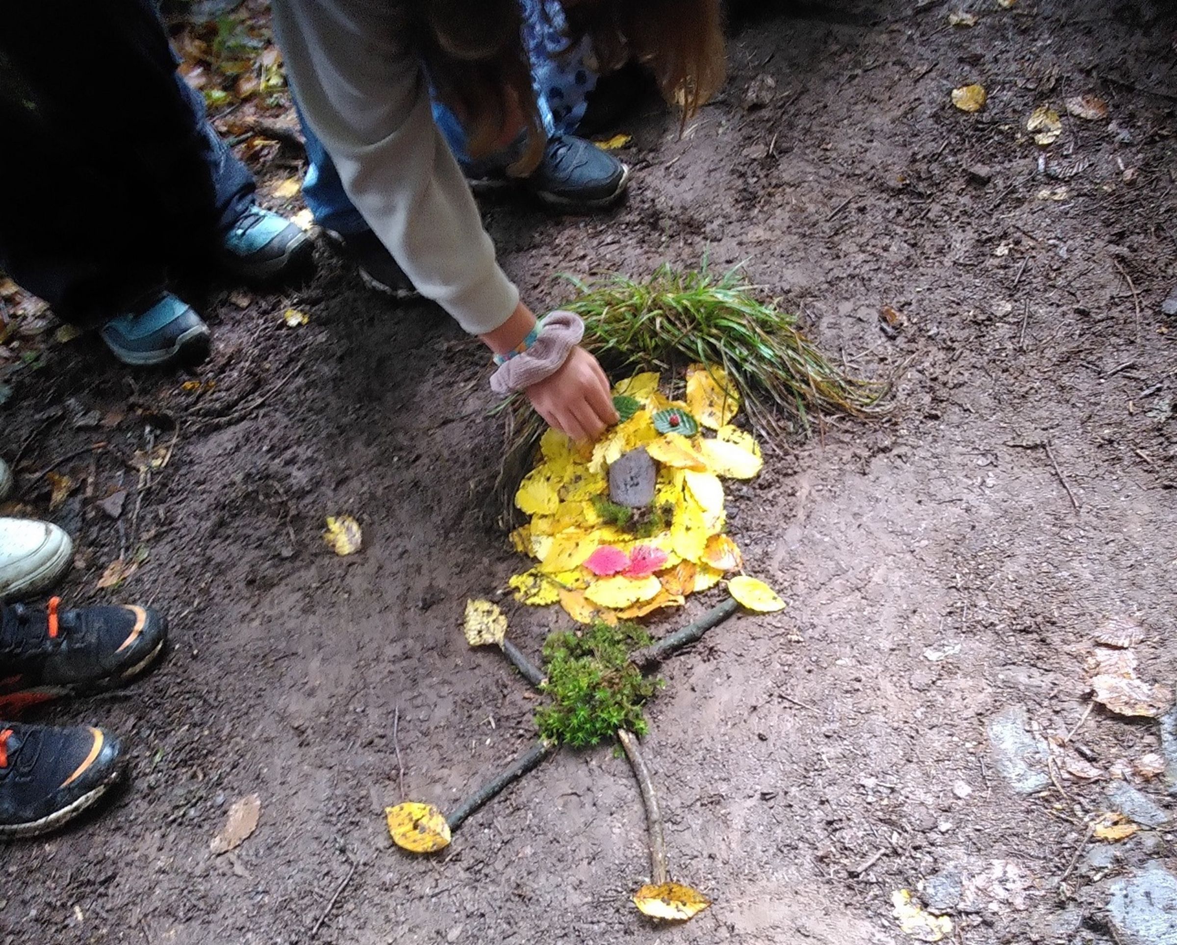 Aus der Ananas wurde mit wenigen Handgriffen ein Waldgeist, Foto Gudrun Karle